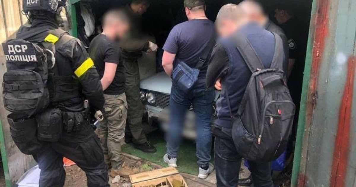 Автомат за тисячу доларів: у Києві затримали "бізнесменів", які продавали зброю (фото)