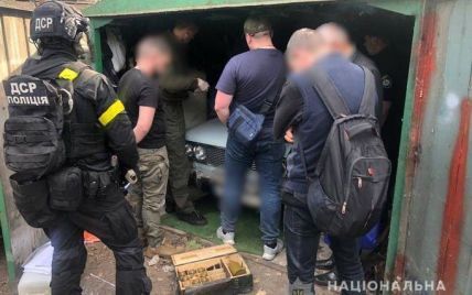 Автомат за тысячу долларов: в Киеве задержали "бизнесменов", продававших оружие (фото)