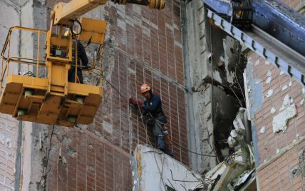 В Харькове спасатели разбирают разрушенные оккупантами здания (фото)
