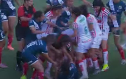 Дивовижне побоїще: у Мексиці матч жіночих команд завершився масовою бійкою за участю запасних (відео)