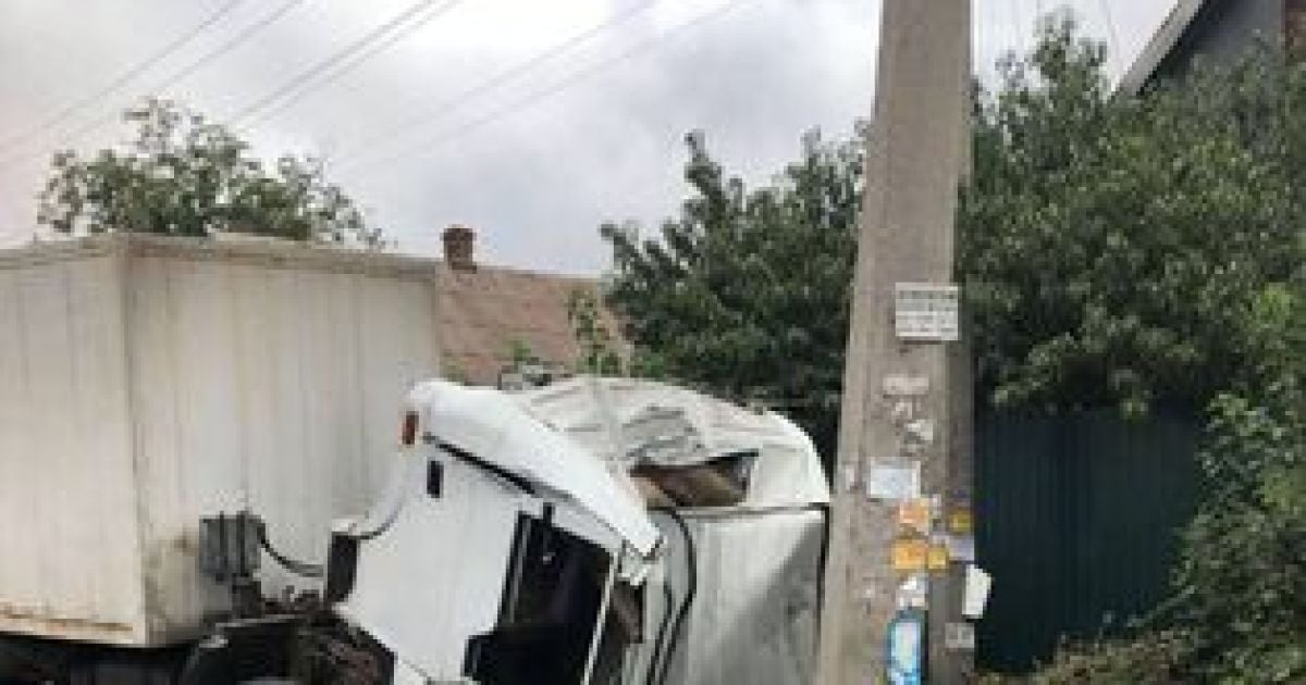 В Запорожье грузовик влетел в столб: водитель погиб на месте