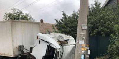В Запорожье грузовик влетел в столб: водитель погиб на месте