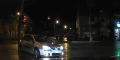 "Проучили" нахала: в Киеве водитель-нарушитель на односторонней дороге задом въехал в столб (видео)