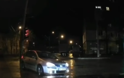 "Проучили" нахала: в Киеве водитель-нарушитель на односторонней дороге задом въехал в столб (видео)