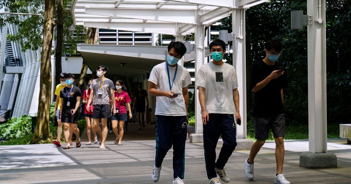 Новые правила борьбы с пандемией: в Сингапуре невакцинированные будут лечиться от CОVID-19 за свой счет