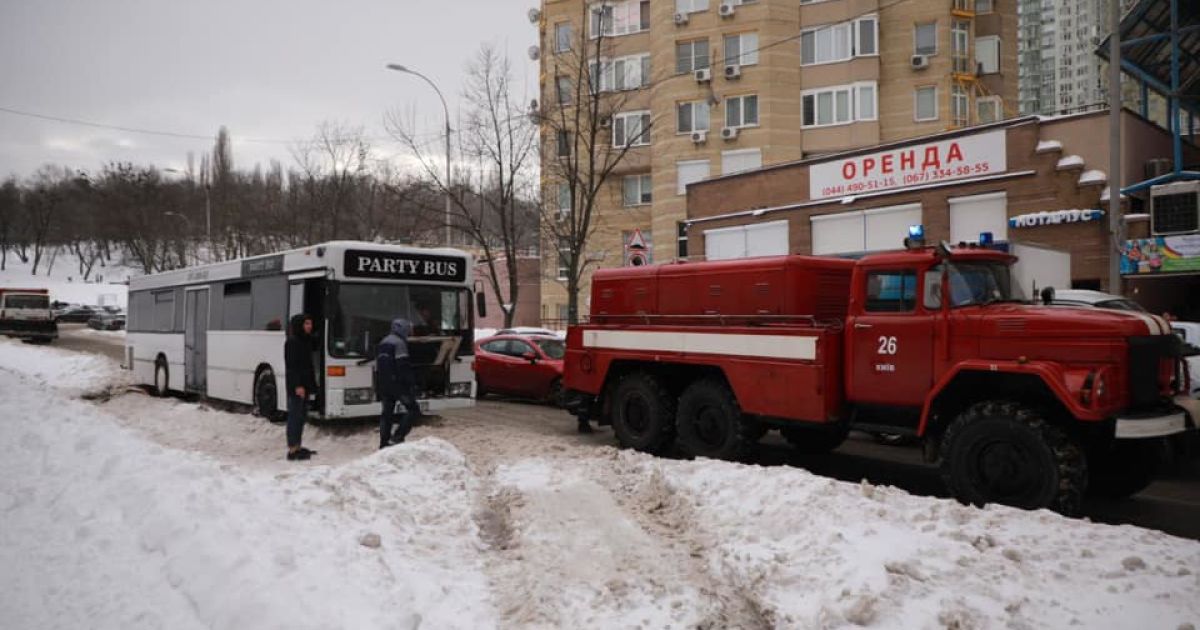 В Киеве на заснеженной дороге застрял автобус с детьми (видео)