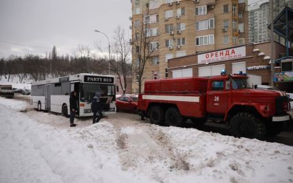 В Киеве на заснеженной дороге застрял автобус с детьми (видео)