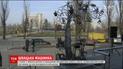В Киеве появилось трехметровое железное дерево с швейными машинками