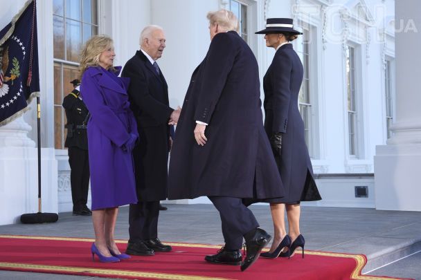 Джилл и Джо Байден приветствуют Дональда Трампа и Меланию Трамп возле Белого дома в Вашингтоне / © Associated Press
