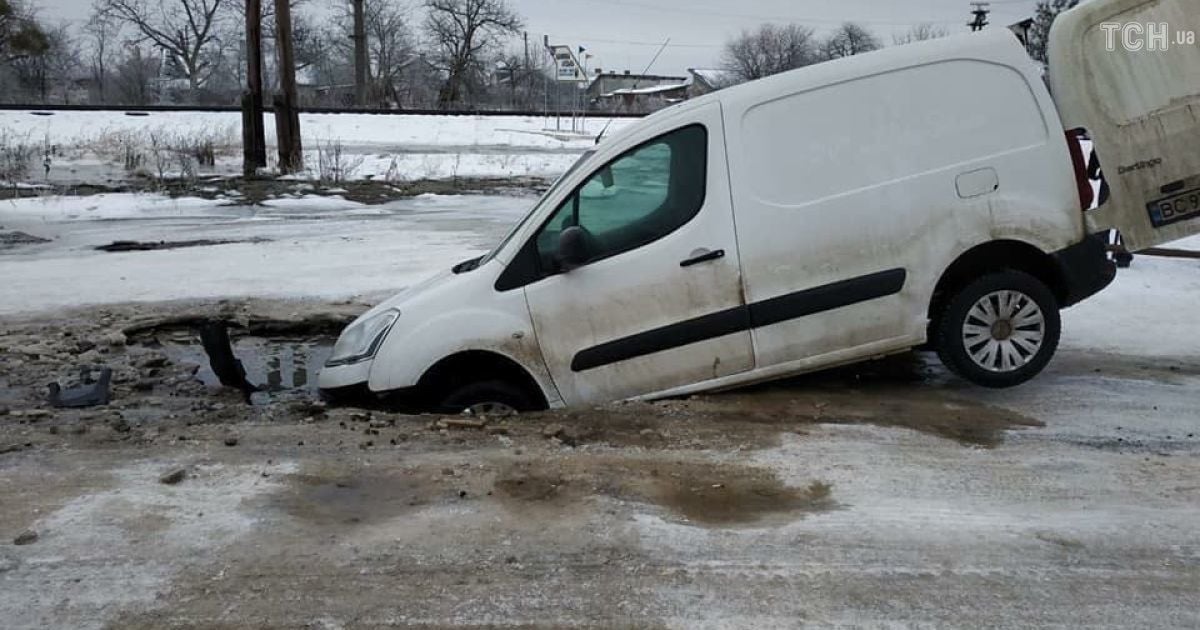 На Львовщине из-за прорыва водопровода машина провалилась под асфальт