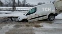 На Львовщине из-за прорыва водопровода машина провалилась под асфальт