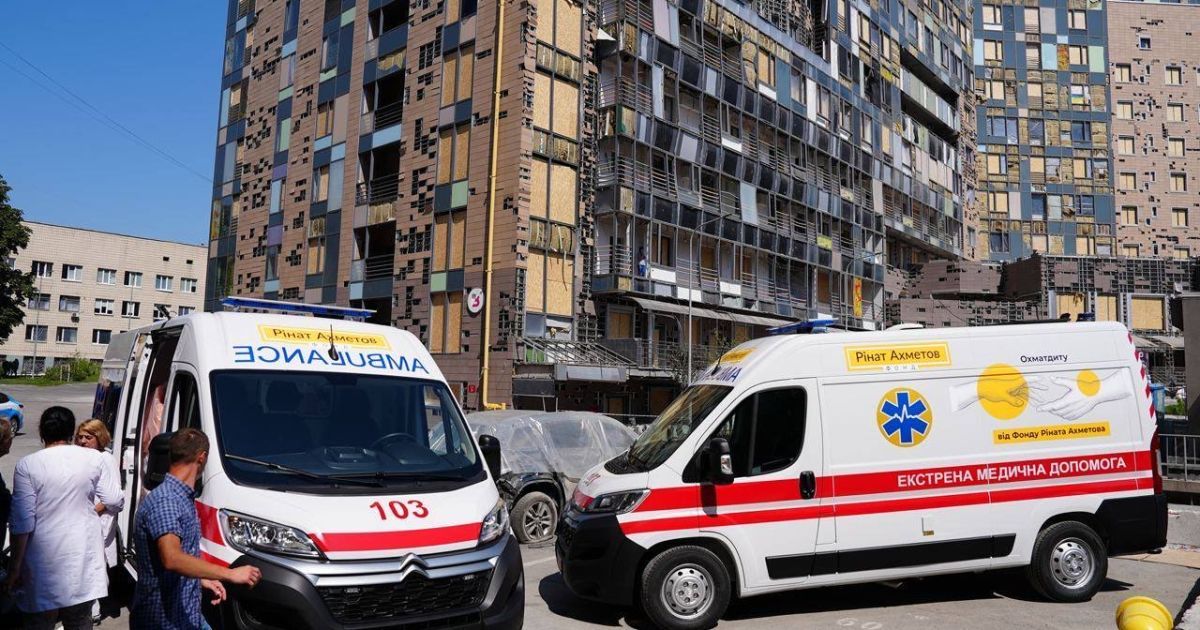 Фонд Рината Ахметова передал больнице «Охматдет» современные реанимобили