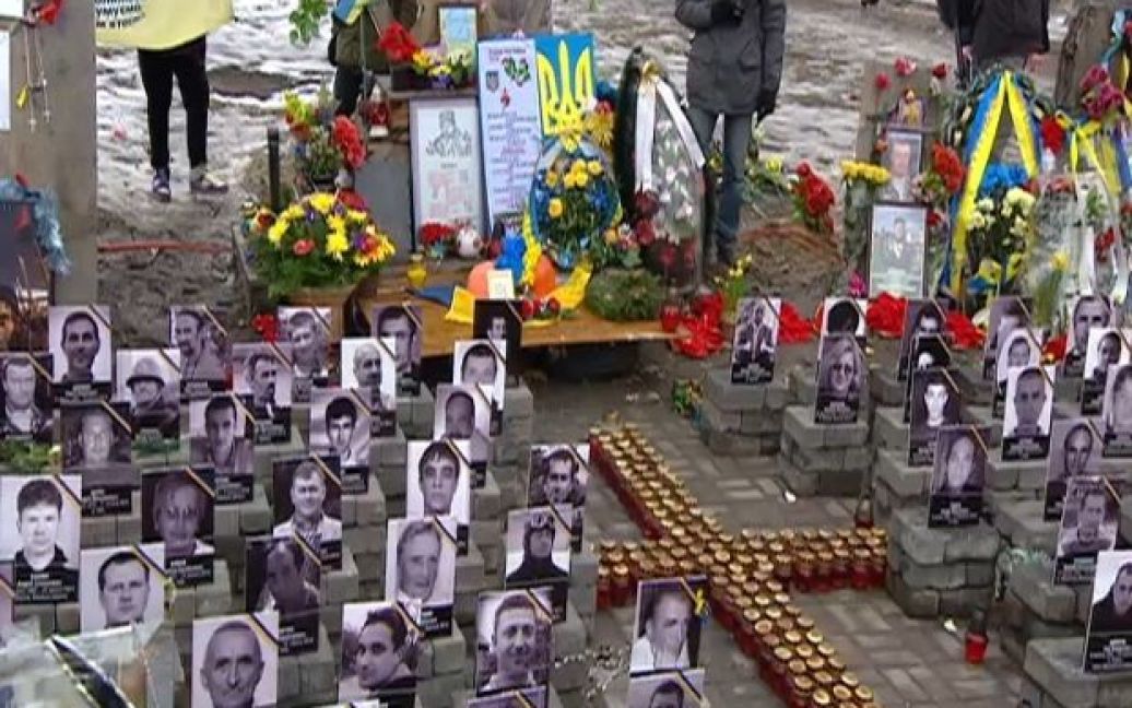 У мемориала Героям Небесной сотни начался молебен / © euronews.com