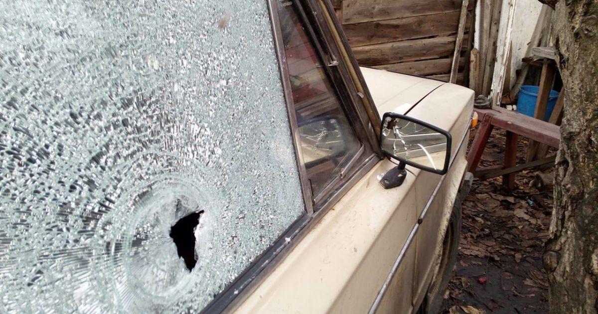 Під Горлівкою бойовики обстріляли цивільне авто