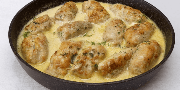 Нежные мясные рулетики под сливочным соусом на праздничный стол: простое блюдо к Новому году 2026