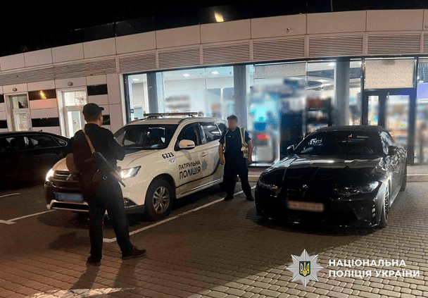 Черный BMW на парковке ТЦ / © Facebook / Патрульна поліція Києва