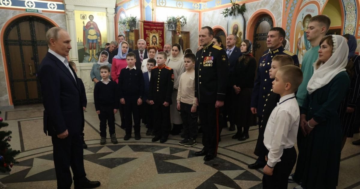 Путін у храмі на території військової частини ГРУ