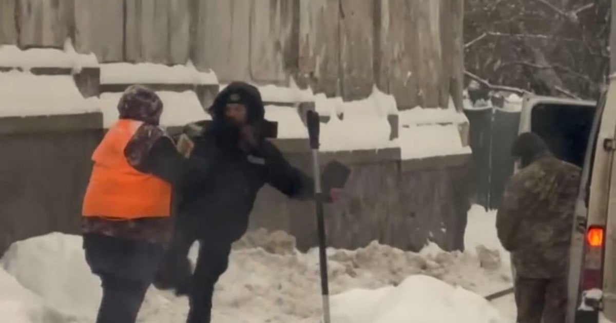 У Львові поліцейська вдарила ногою жінку з лопатою