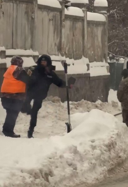 У Львові поліцейська вдарила ногою жінку з лопатою