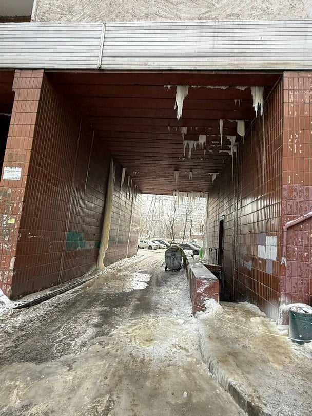 Сосульки в арке дома в Киеве / © из соцсетей