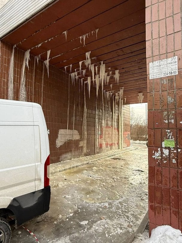 Сосульки в арке дома в Киеве / © из соцсетей