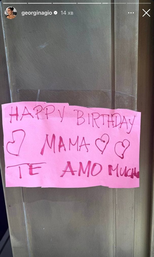 Листівка для Джорджини Родрігес від дітей / © Instagram Джорджини Родрігес