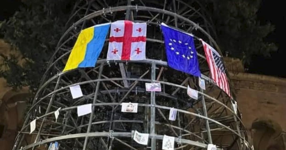 Прикрашений українським прапором каркас новорічної ялинки у Тбілісі / Фото: Sova