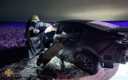 В Днепропетровской области водитель легковушки на скорости вылетела с дороги: пострадавшую девушку вырезали из авто