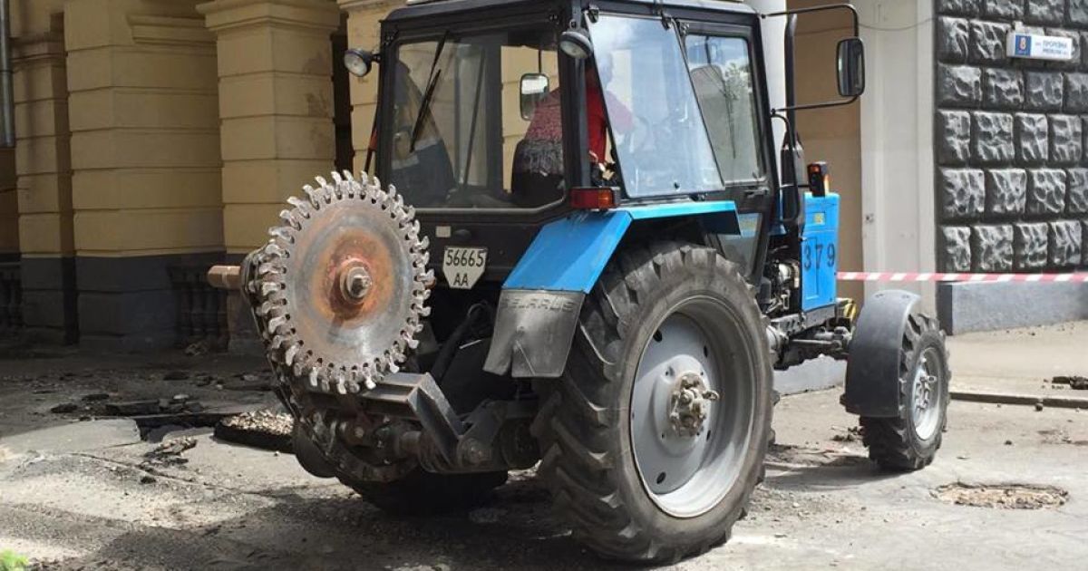 Житель Києва хоче відсудити в Київенерго 50 тисяч грн за понівечене "гейзером" авто