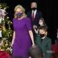 В фиолетовом платье-футляре: Джилл Байден прочитала детям в больнице сказку