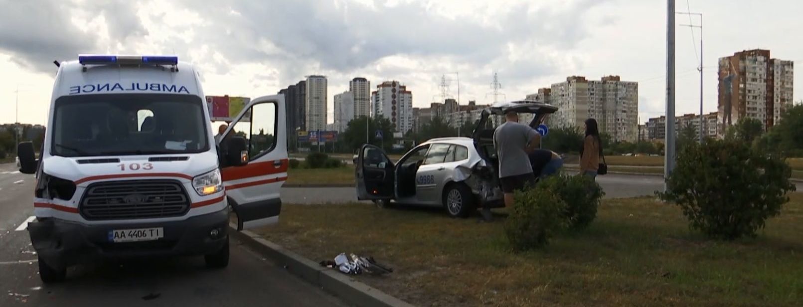 У Києві "швидка" викинула з дороги таксі з жінкою і дитиною