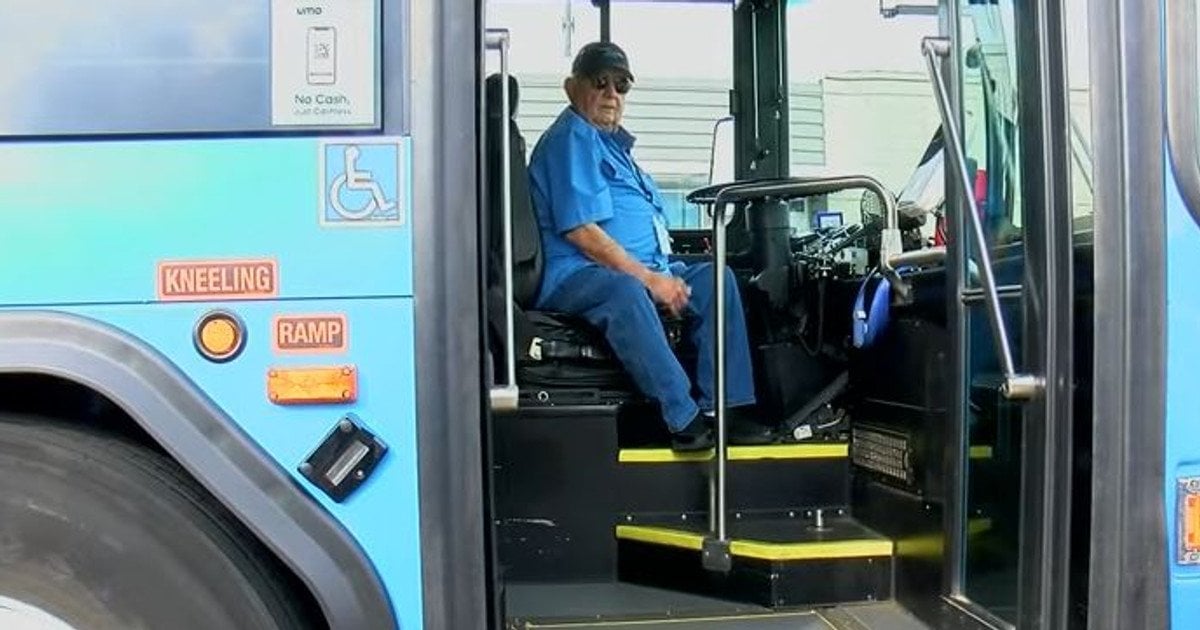 Найстаріший водій автобуса у світі