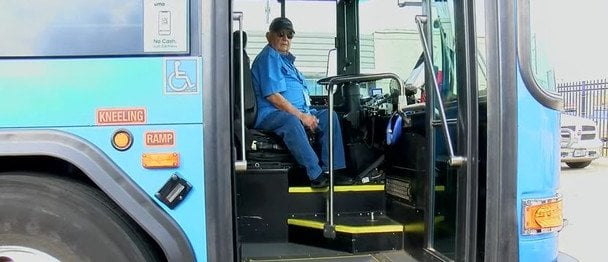 Найстаріший водій автобуса у світі / © скриншот з відео