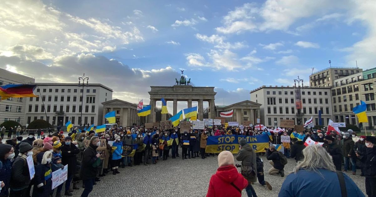 "Стоп, Путін! Стоп, війна!": у Берліні десятки людей вийшли на протест проти агресії РФ щодо України