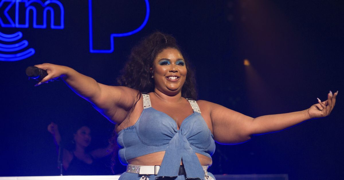 Смілива Lizzo в самому лише купальнику і колготках в сіточку вийшла на сцену