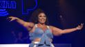Смілива Lizzo в самому лише купальнику і колготках в сіточку вийшла на сцену