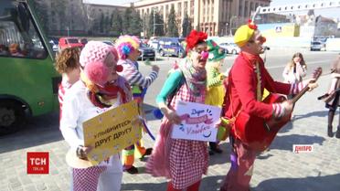 Ко Дню смеха в Днепре на парад вышли клоуны-волонтеры