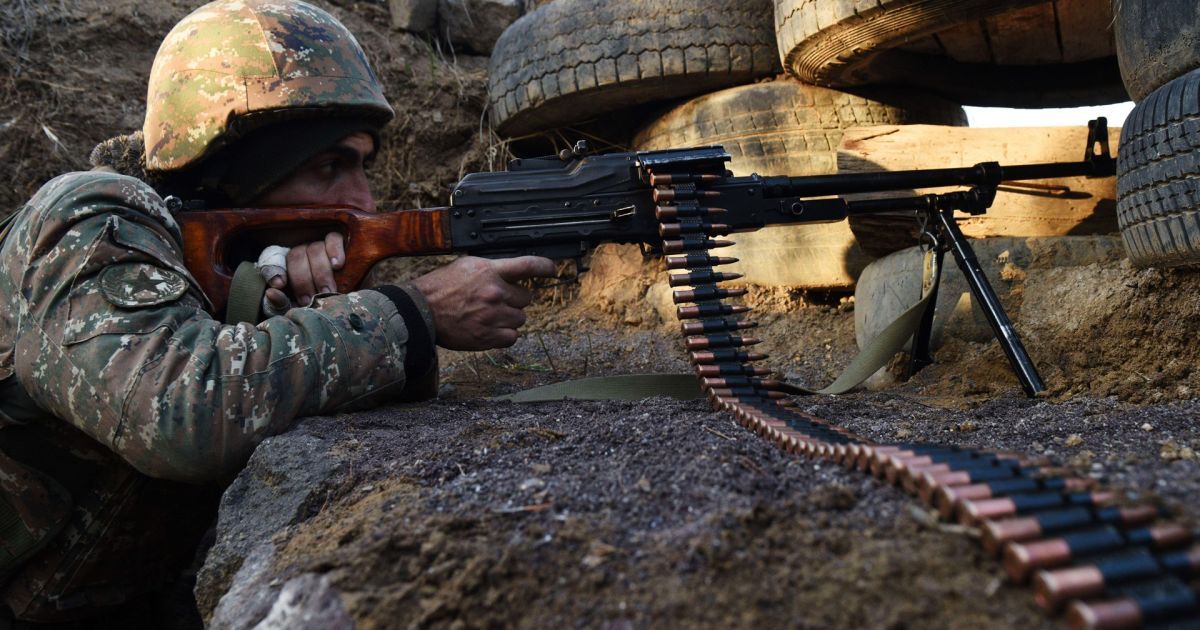 На границе Азербайджана и Армении возобновились бои: страны обменялись обвинениями в обстрелах