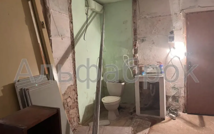 У Києві продають крихітну квартиру: в одній кімнаті туалет, кухня і спальня (фото)
