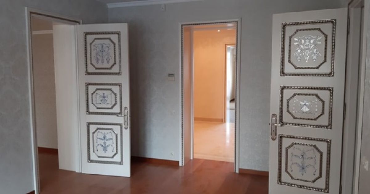 Київську квартиру Януковича освятив священик і прийшов дивитися перший потенційний орендар
