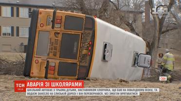 У США шкільний автобус з дітьми перевернувся на слизькій дорозі
