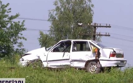 Протаранил машину и протащил еще 200 метров: детали трагического столкновения поезда с авто на Львовщине
