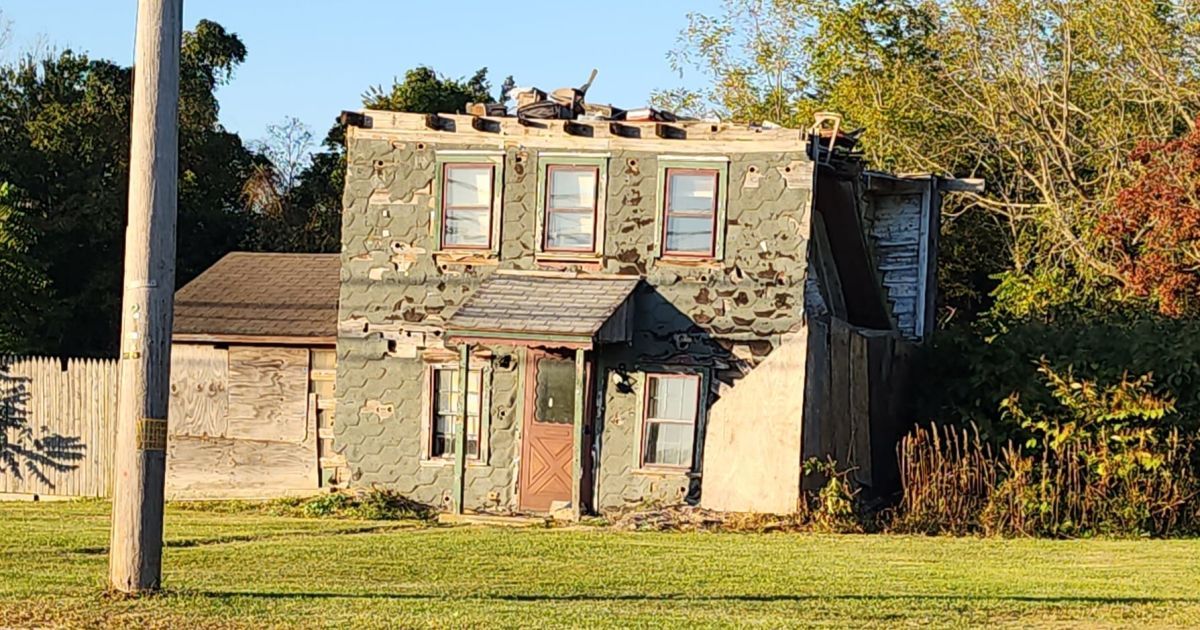 Стул на крыше / Фото: Facebook