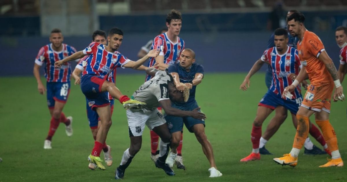 Удари ногами в голову і стільцями: у Бразилії футбольний матч завершився моторошним побоїщем (відео)