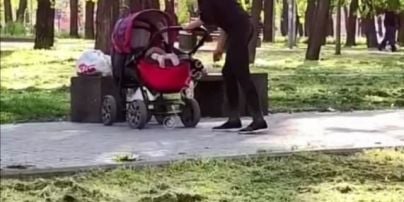 Ни стояла, ни висела: в Одессе прохожих шокировала женщина под кайфом, которая гуляла с младенцем (видео)