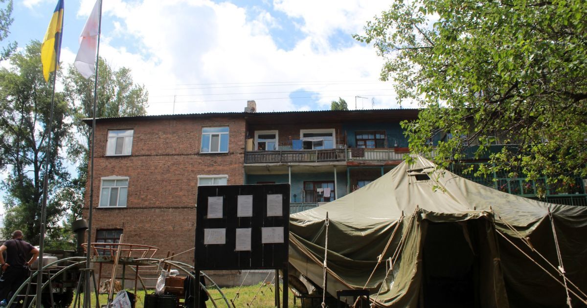 До тріснутого будинку в Лисичанську повернулися 12 людей, ще півсотні ночуватимуть у наметах та в родичів