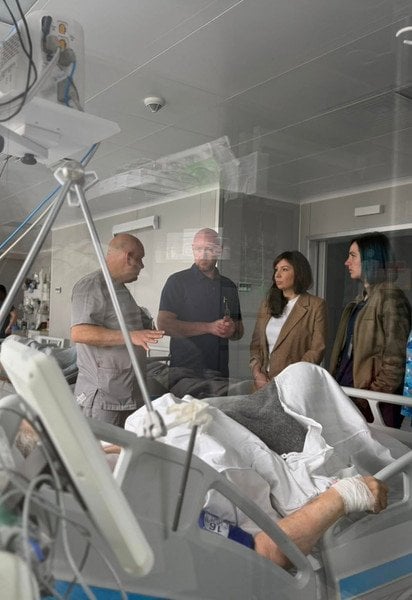 После теракта в Киеве 12-летний мальчик впервые увидел маму: детали из больницы (фото)