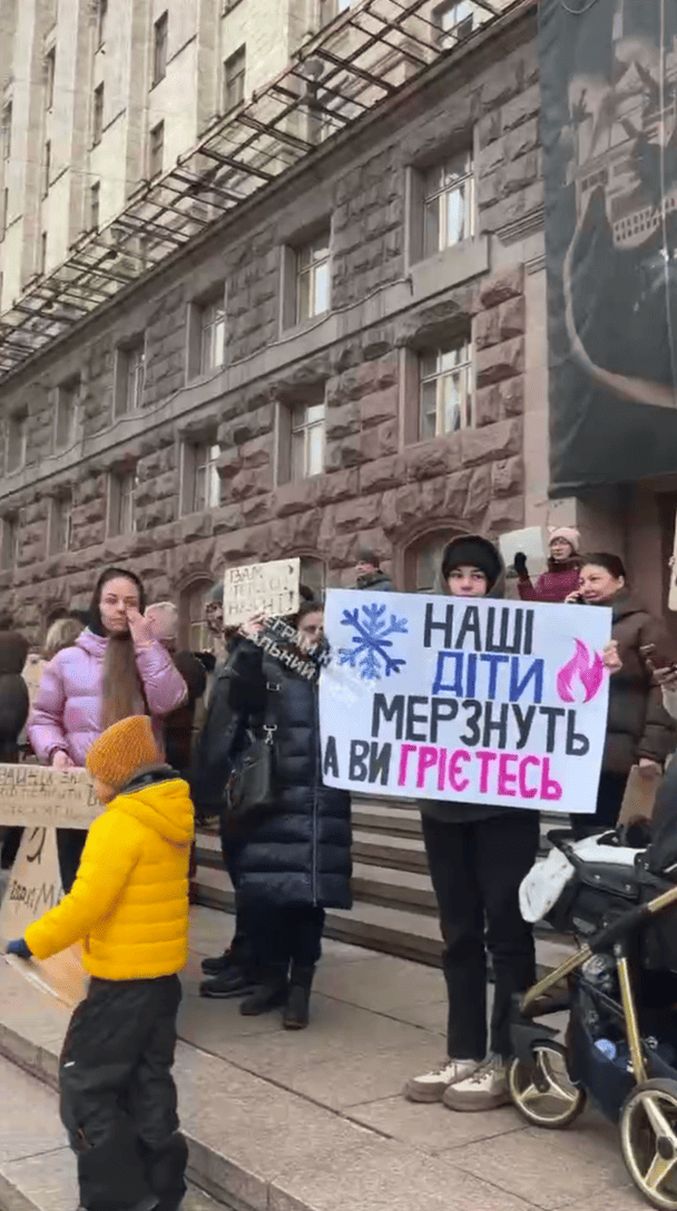 Мешканці будинку вимагають тепла під стінами КМДА / соцмережі