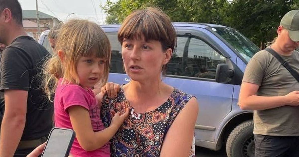 Маму з дітьми врятували та доправили до Херсона Фото: Національна поліція України