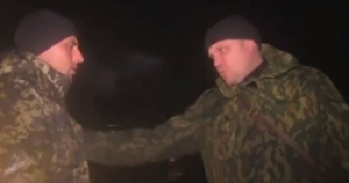 На видео "Моторола" и "киборг" жмут друг другу руки.